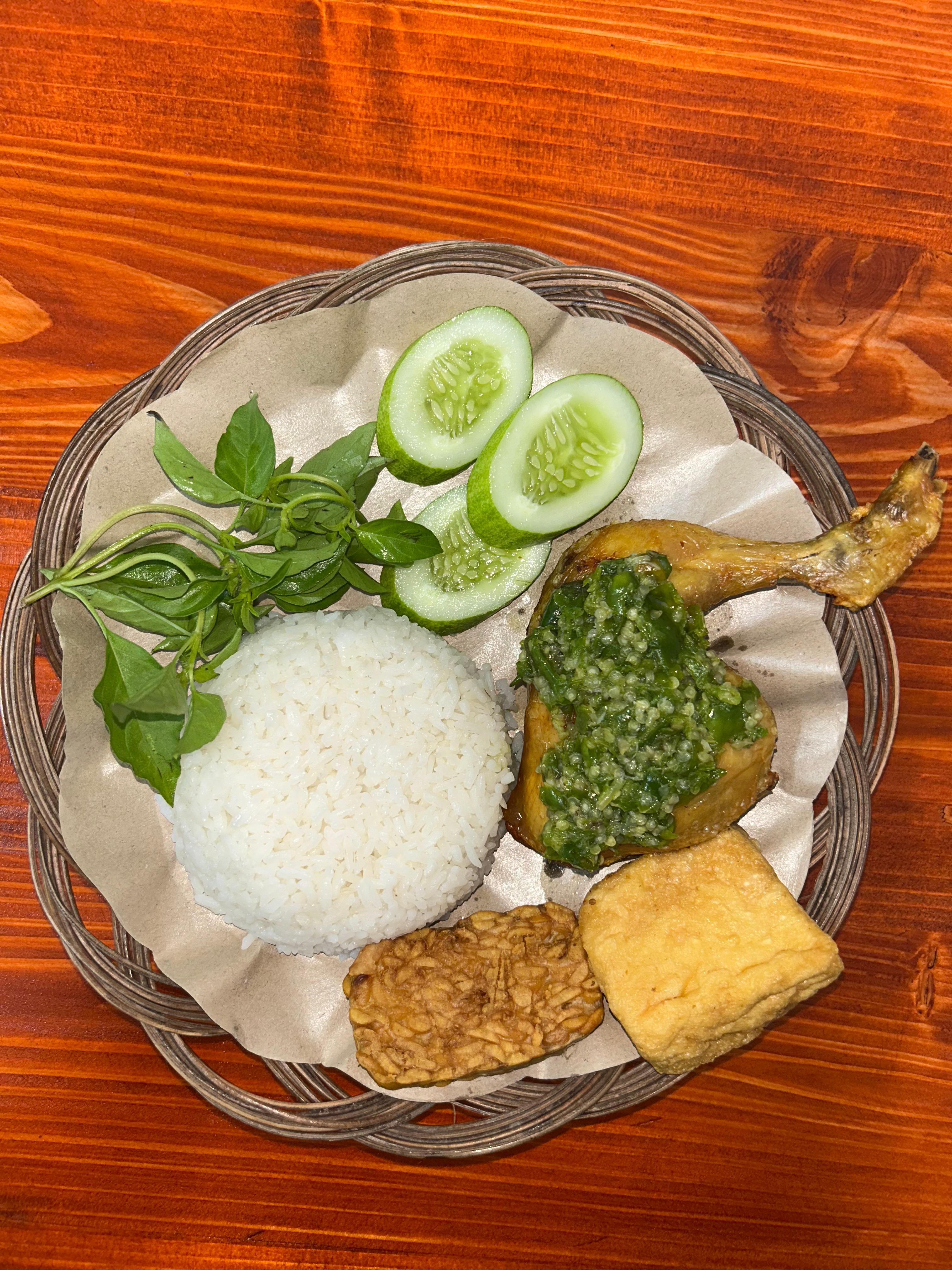 Ayam goreng, nasi, sambel ijo rawit, lalapan, plus tahu & tempe.