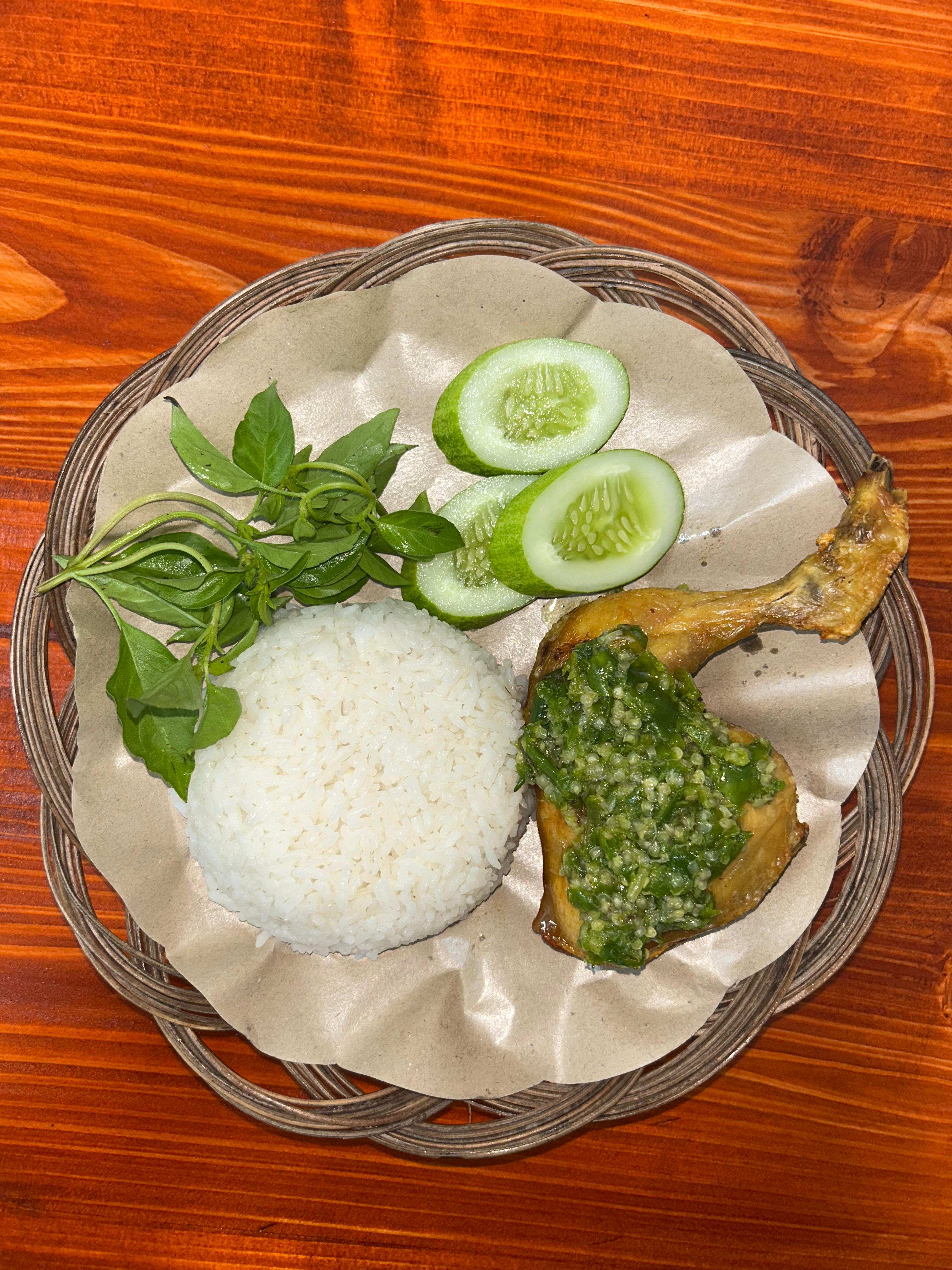 Ayam goreng renyah, sambel ijo rawit segar, lalapan, dan nasi hangat.