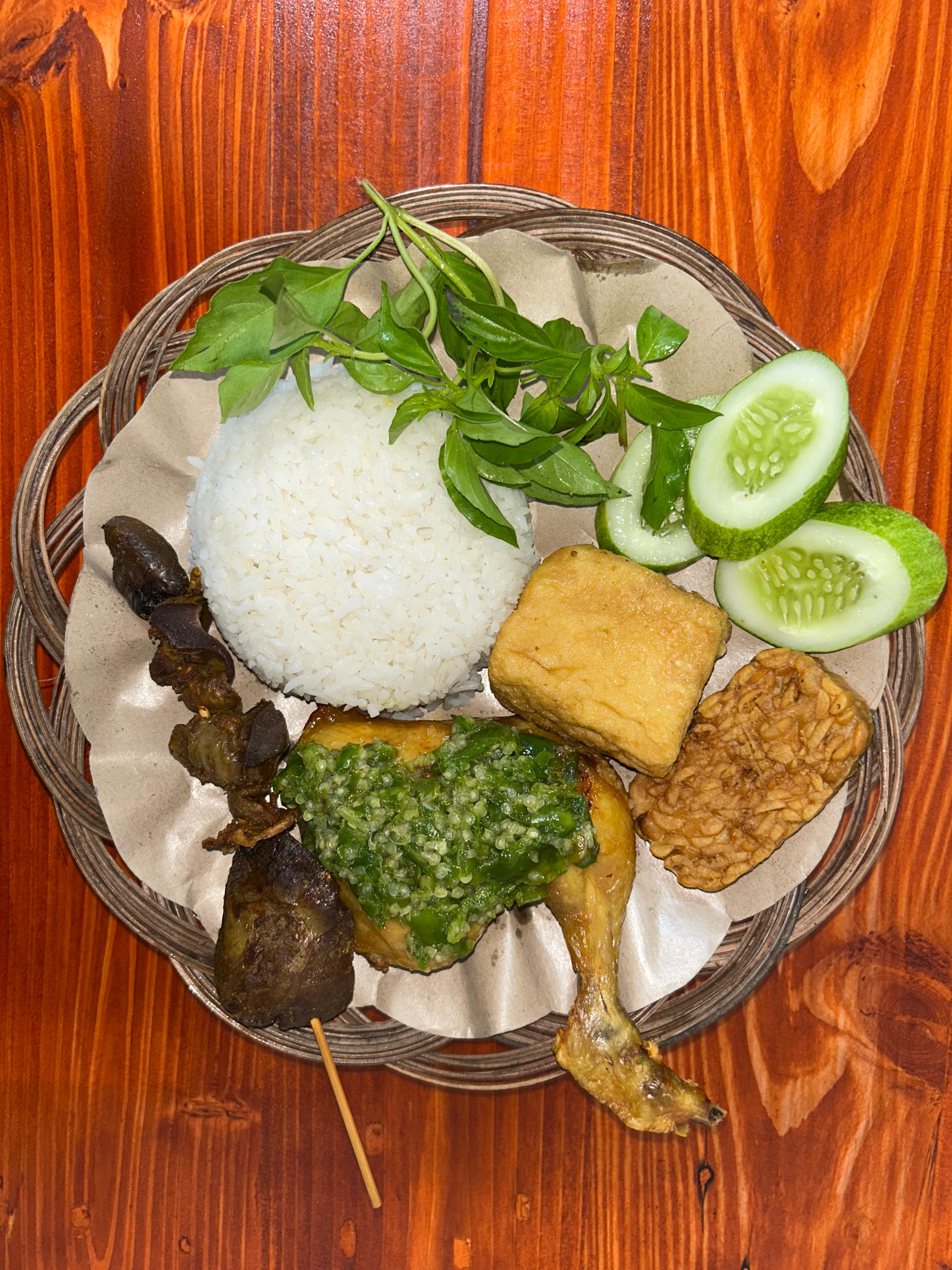 Ayam goreng, nasi, sambel ijo rawit, lalapan, dan lauk tambahan pilihan.
